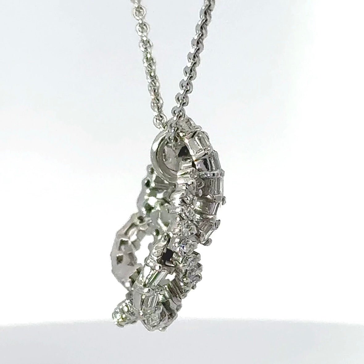 Ausgefallener Vintage-Anhänger in 18 Karat Weißgold mit Diamanten