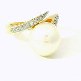 Zeitloser Ring in 14 Karat Gelbgold mit Süßwasserperle und Brillanten