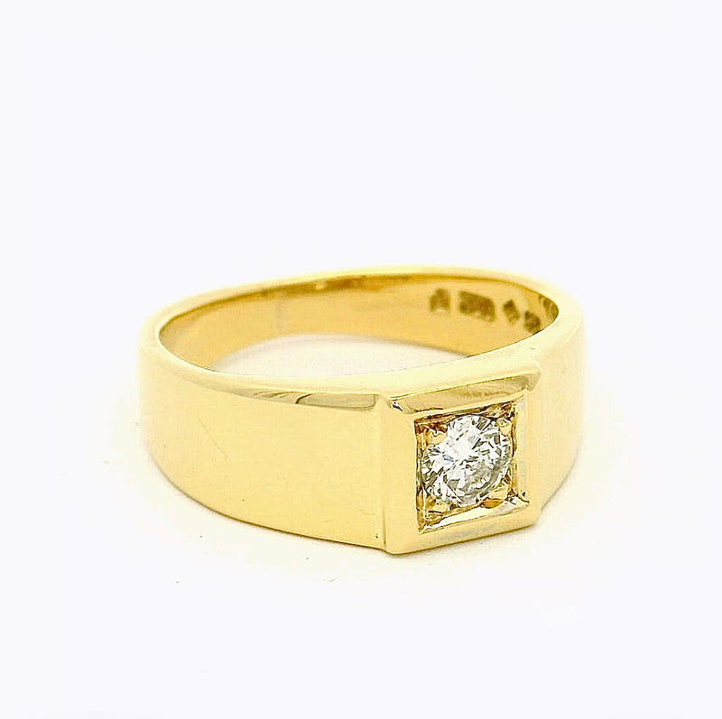 Massiver Solitär Ring in 14 Karat Gelbgold mit lebhaften Brillant