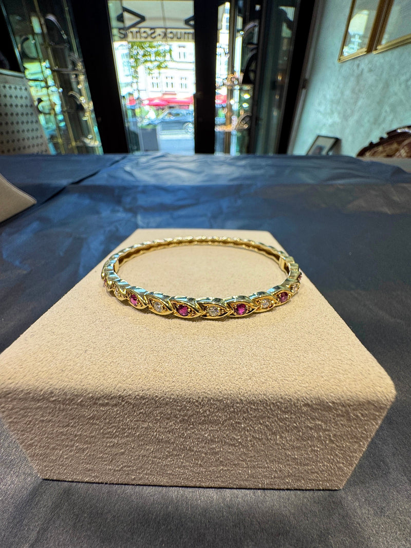 Zeitloser Armreif in 14 Karat Gelbgold mit Rubinen und Brillanten | Armband - Schmuck Schroll