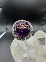 Prunkvoller Cocktailring in 18 Karat Gold mit großem Amethyst & Brillanten