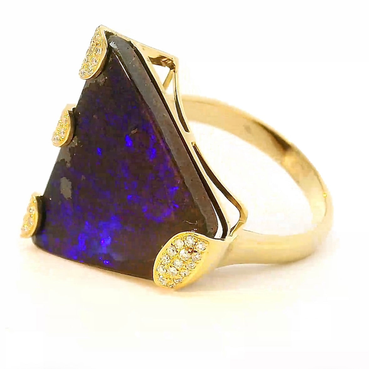 Edler Ring in 18 Karat Gelbgold mit Boulderopal & Brillanten