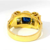 Handgefertigter Ring in 18 Karat Gelbgold mit blauem Saphir & Diamant-Baguettes