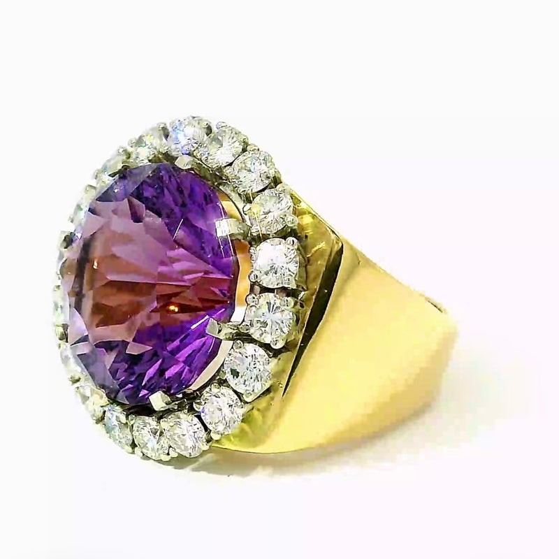Prunkvoller Cocktailring in 18 Karat Gold mit großem Amethyst & Brillanten