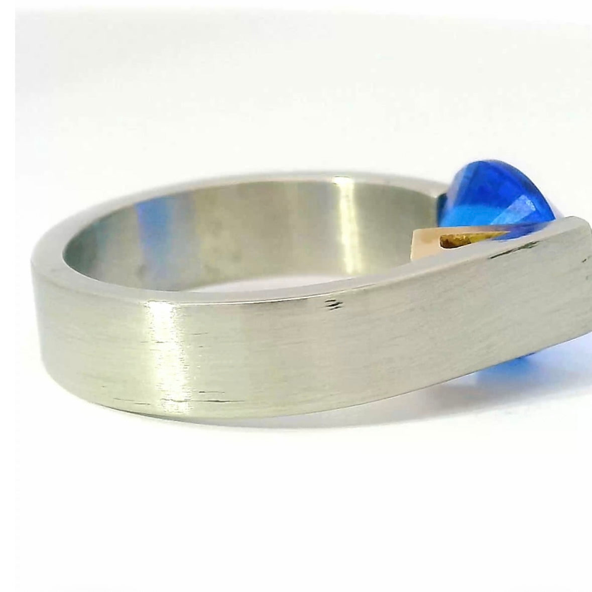 Massiver Ring von Bunz Design in 950er Platin & 18 Karat Gelbgold mit Saphir