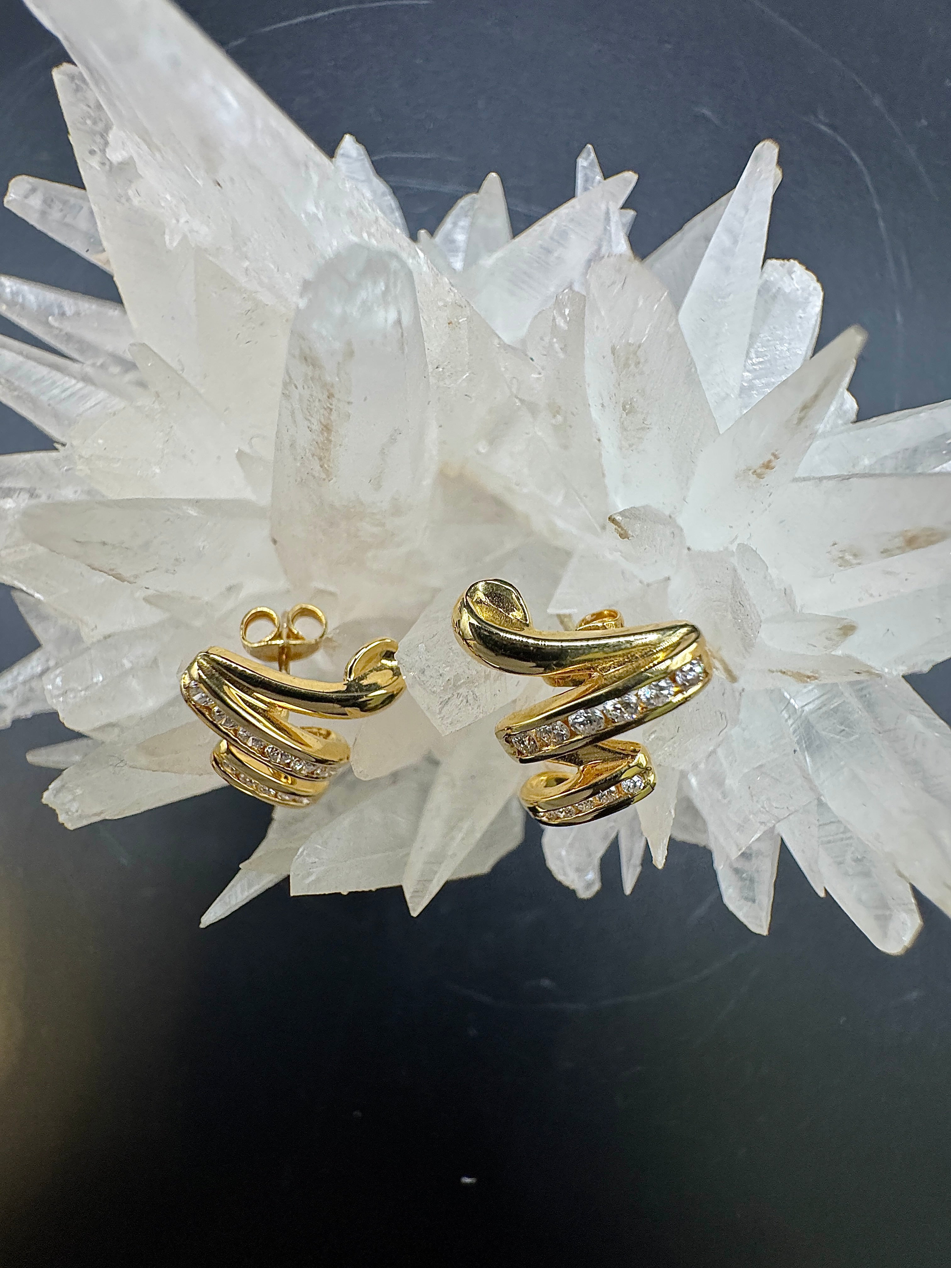 Elegant earrings in 18 carat yellow gold with fine brilliant-cut diamonds