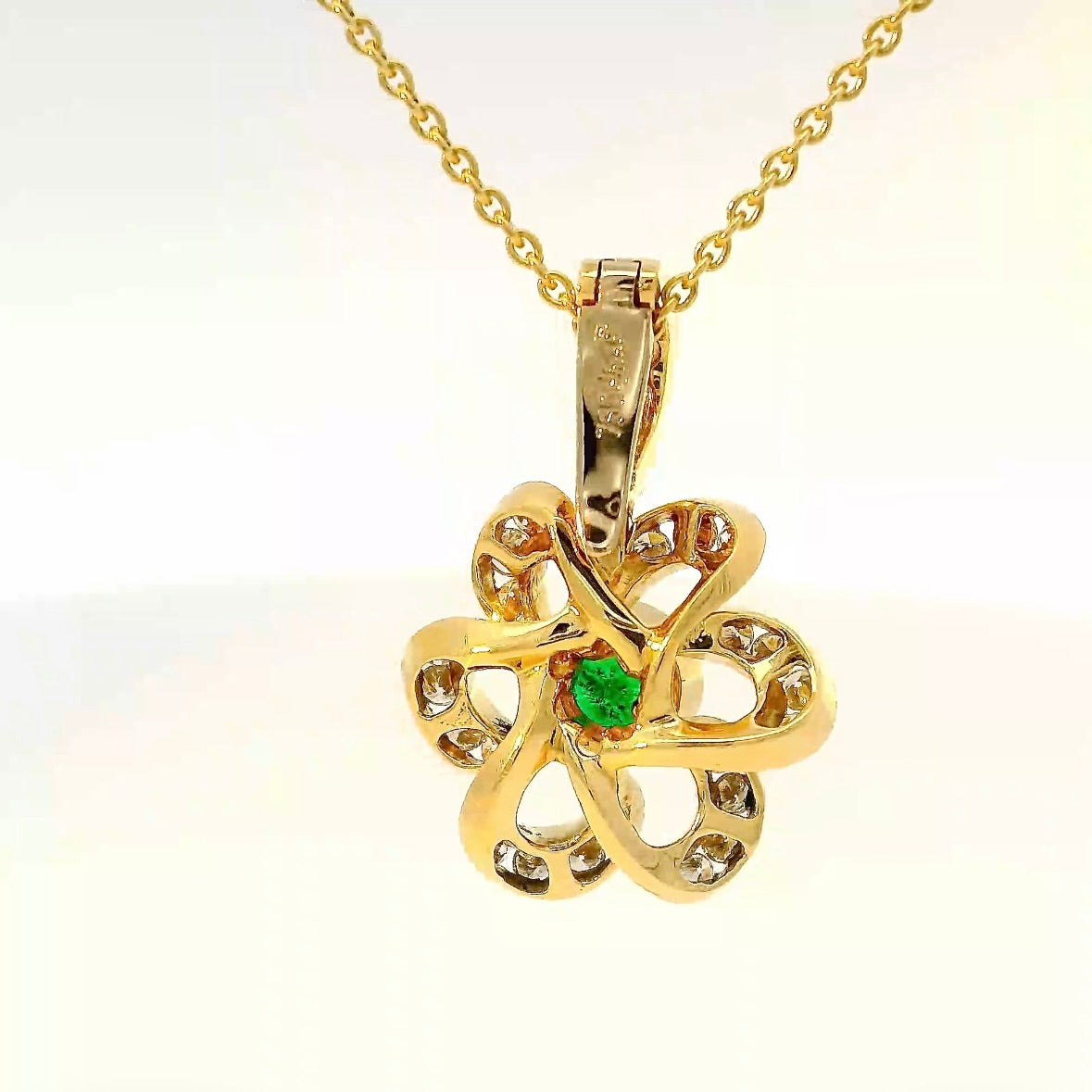 Handgefertigter Anhänger in 18 Karat Gelbgold mit Smaragd & Brillanten von Goldbaur