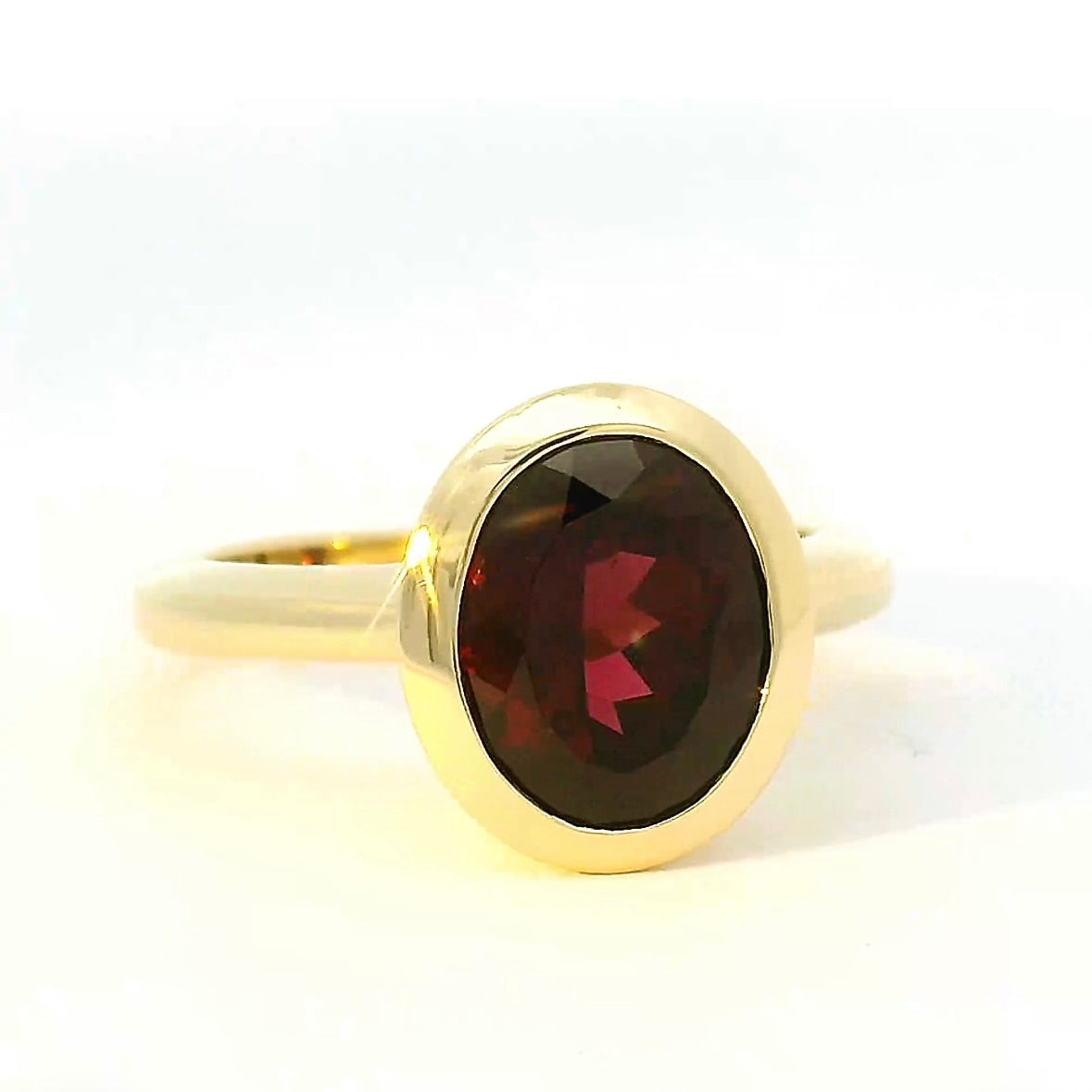 Edler Ring in 14 Karat Gelbgold mit rotem Granat von R. H. Becker