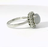 Zeitloser Entourage Ring in 18 Karat Weißgold mit seltenem Saphir & Diamanten