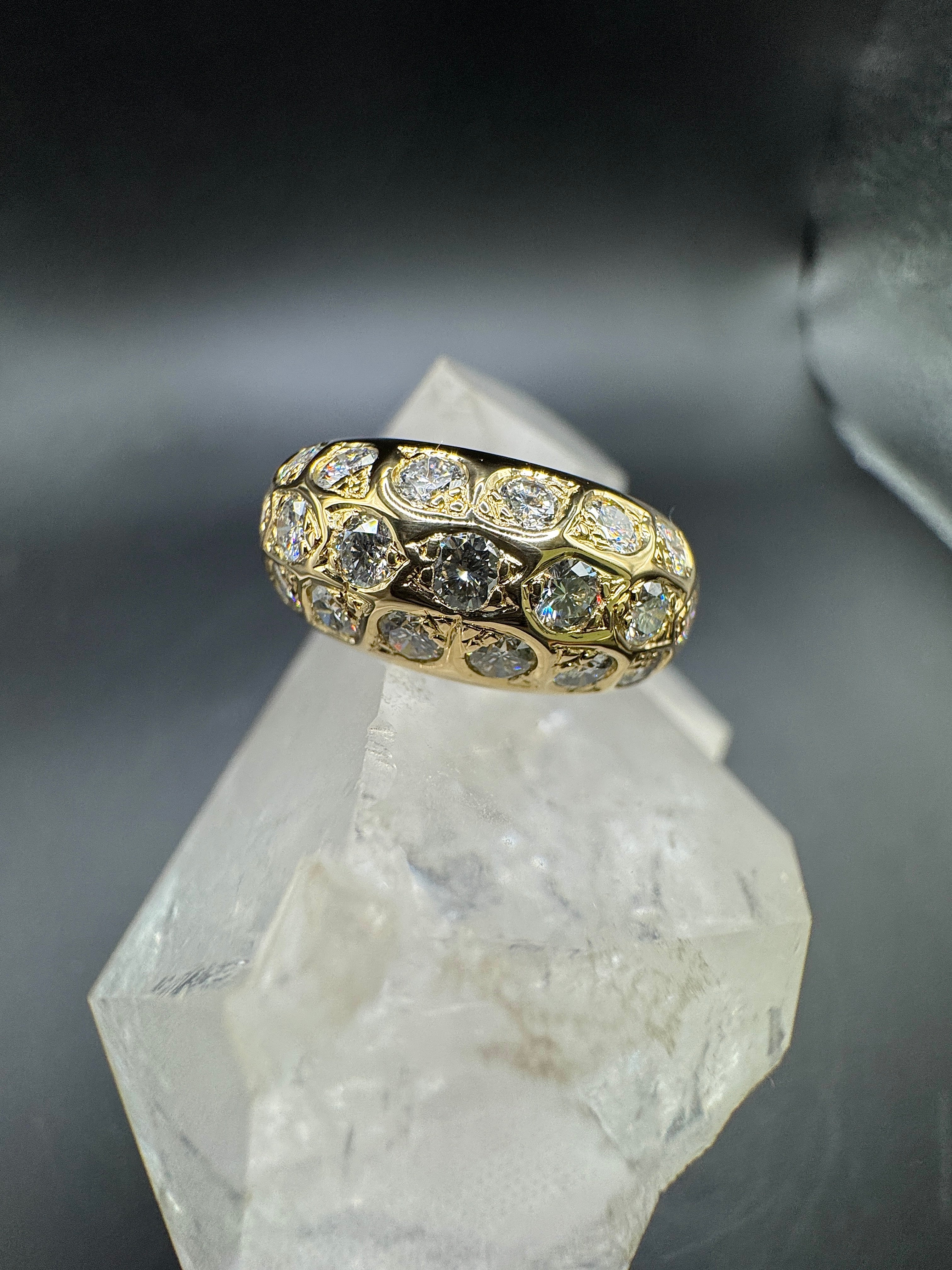 Stilvoller & breiter Ring in 18 Karat Gelbgold mit feinen Brillanten