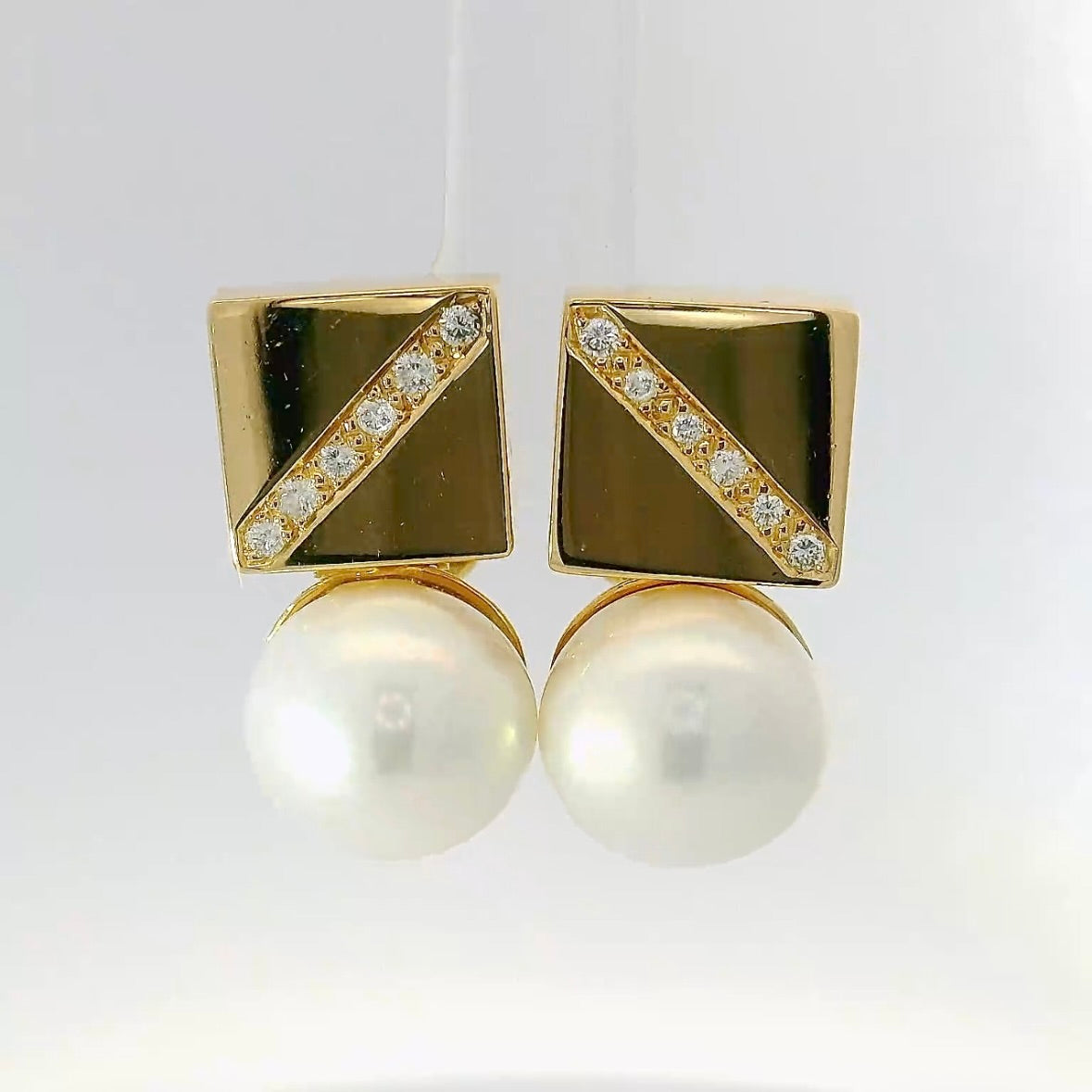 Massive 18k yellow gold earrings with brilliant cut diamonds & freshwater pearls