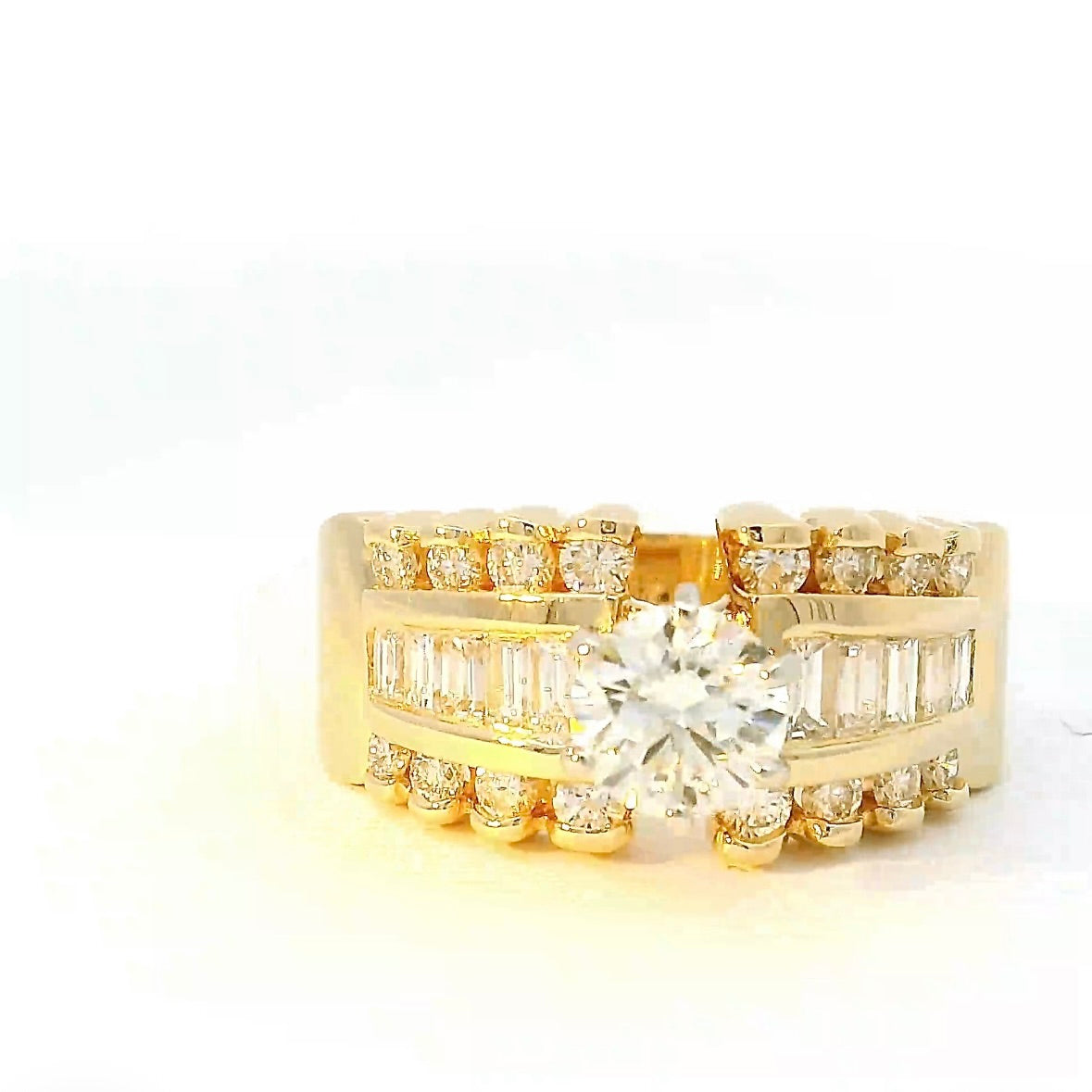 Dominanter Solitär Ring in 14 Karat Gelbgold mit Brillanten & Diamant-Baguettes