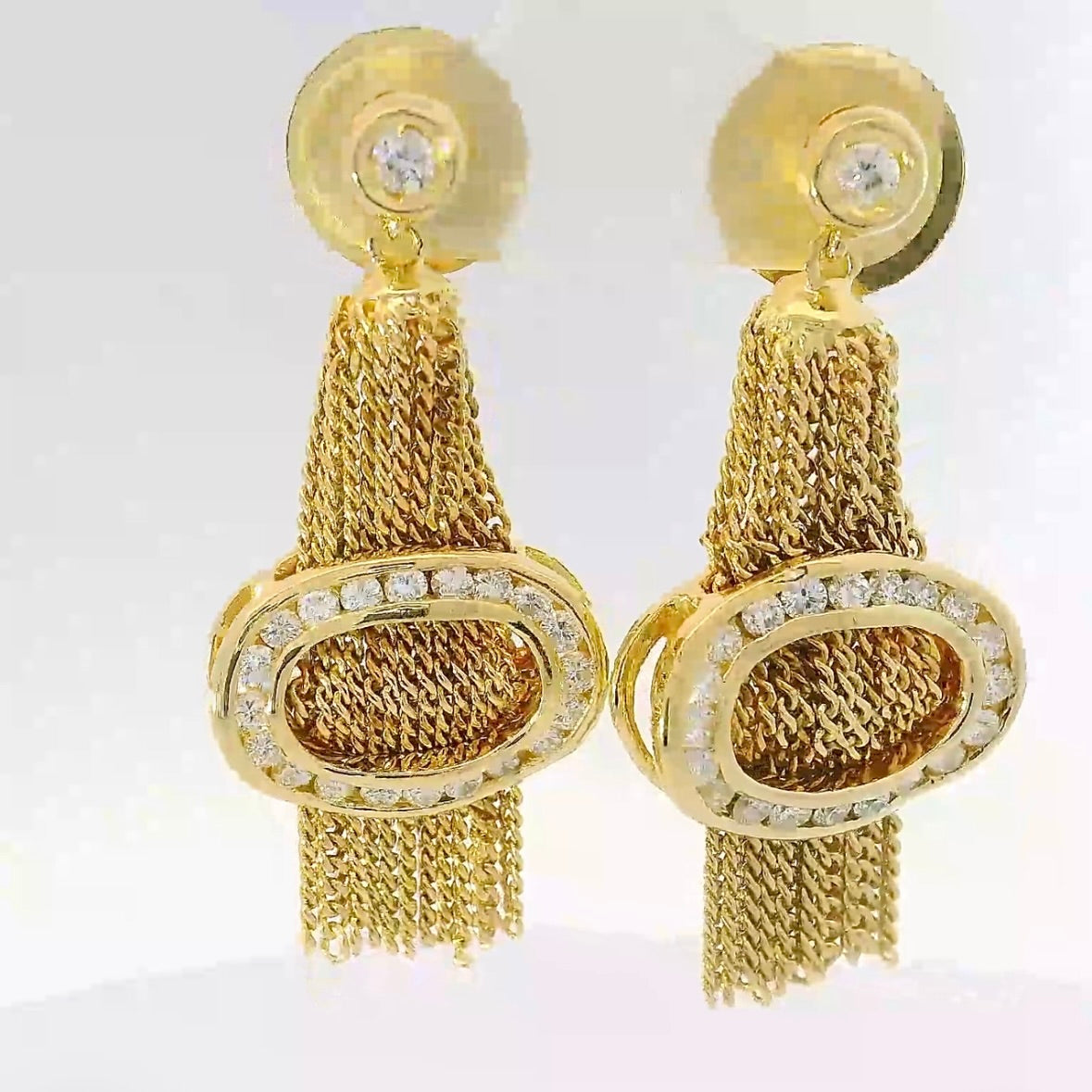 Außergewöhnliche Ohrringe in 18 Karat Gelbgold mit feinsten Brillanten
