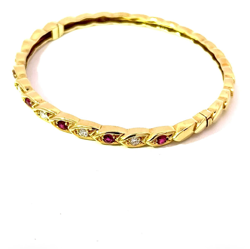 Zeitloser Armreif in 14 Karat Gelbgold mit Rubinen und Brillanten