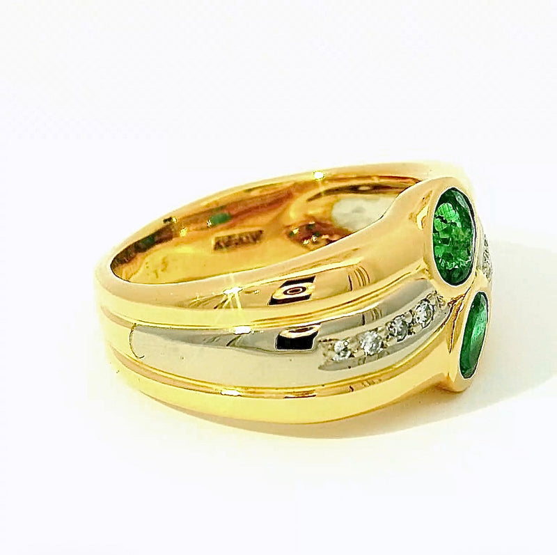 Handgefertigter Ring in 18 Karat Gelbgold mit Smaragden & Brillanten