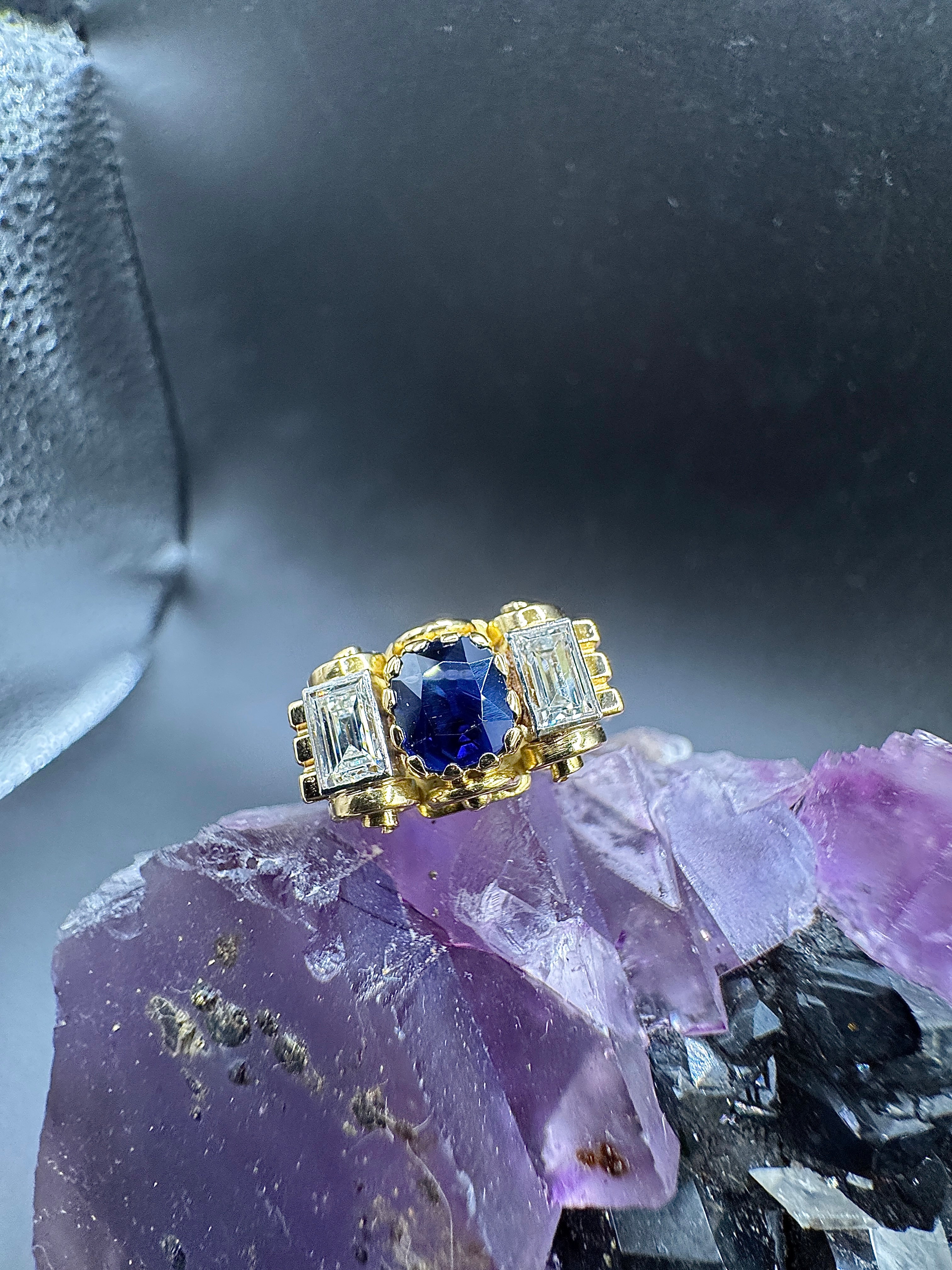Handgefertigter Ring in 18 Karat Gelbgold mit blauem Saphir & Diamant-Baguettes