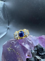 Handgefertigter Ring in 18 Karat Gelbgold mit blauem Saphir & Diamant-Baguettes