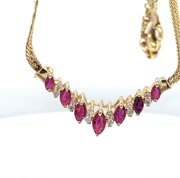 Stilvolles Rubin-Collier in 14 Karat Gelbgold mit Brillanten