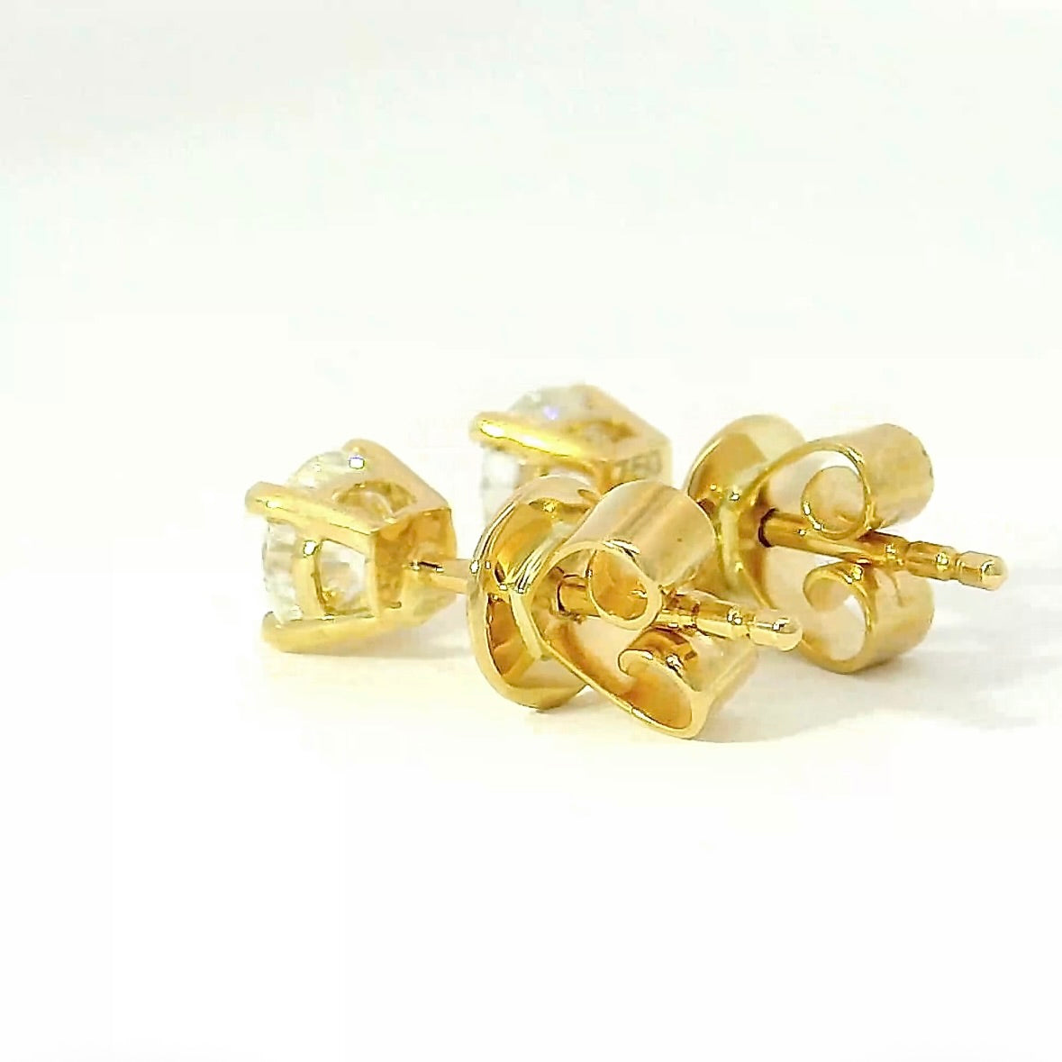 Moderne Brillantstecker in 18 Karat Gelbgold mit hochfeinen Brillanten