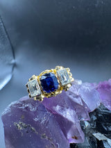 Handgefertigter Ring in 18 Karat Gelbgold mit blauem Saphir & Diamant-Baguettes