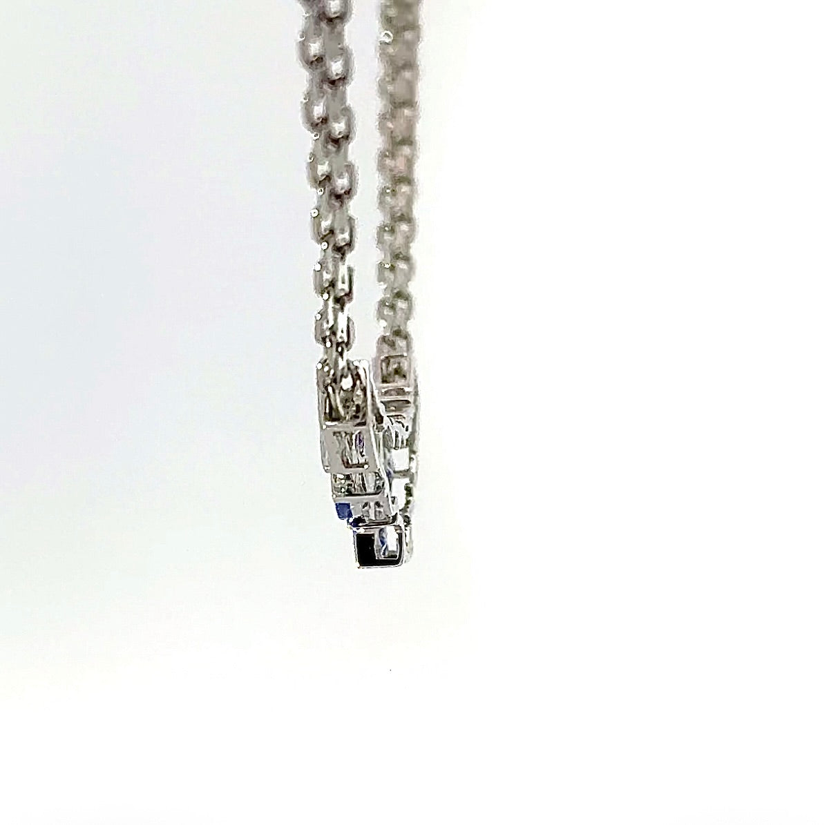 Elegantes Collier in 14 Karat Weißgold mit feinen Tansaniten & Brillanten