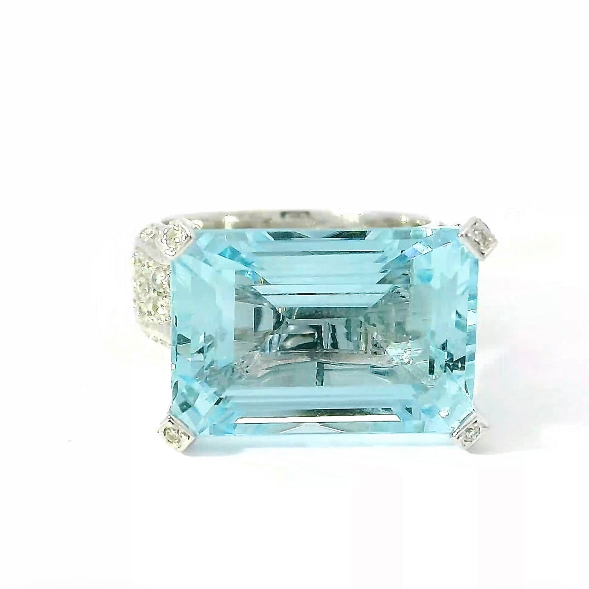 Prunkvoller Cocktailring in 18 Karat Weißgold mit feinem Aquamarin und Brillanten