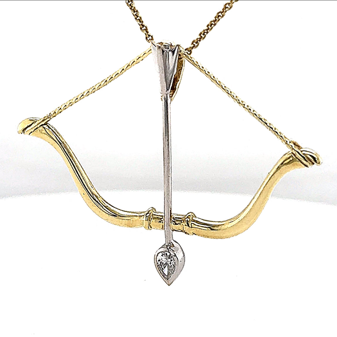 Amore Pfeil und Bogen in 14 Karat Gelbgold mit hochfeinen Brillant-Tropfen