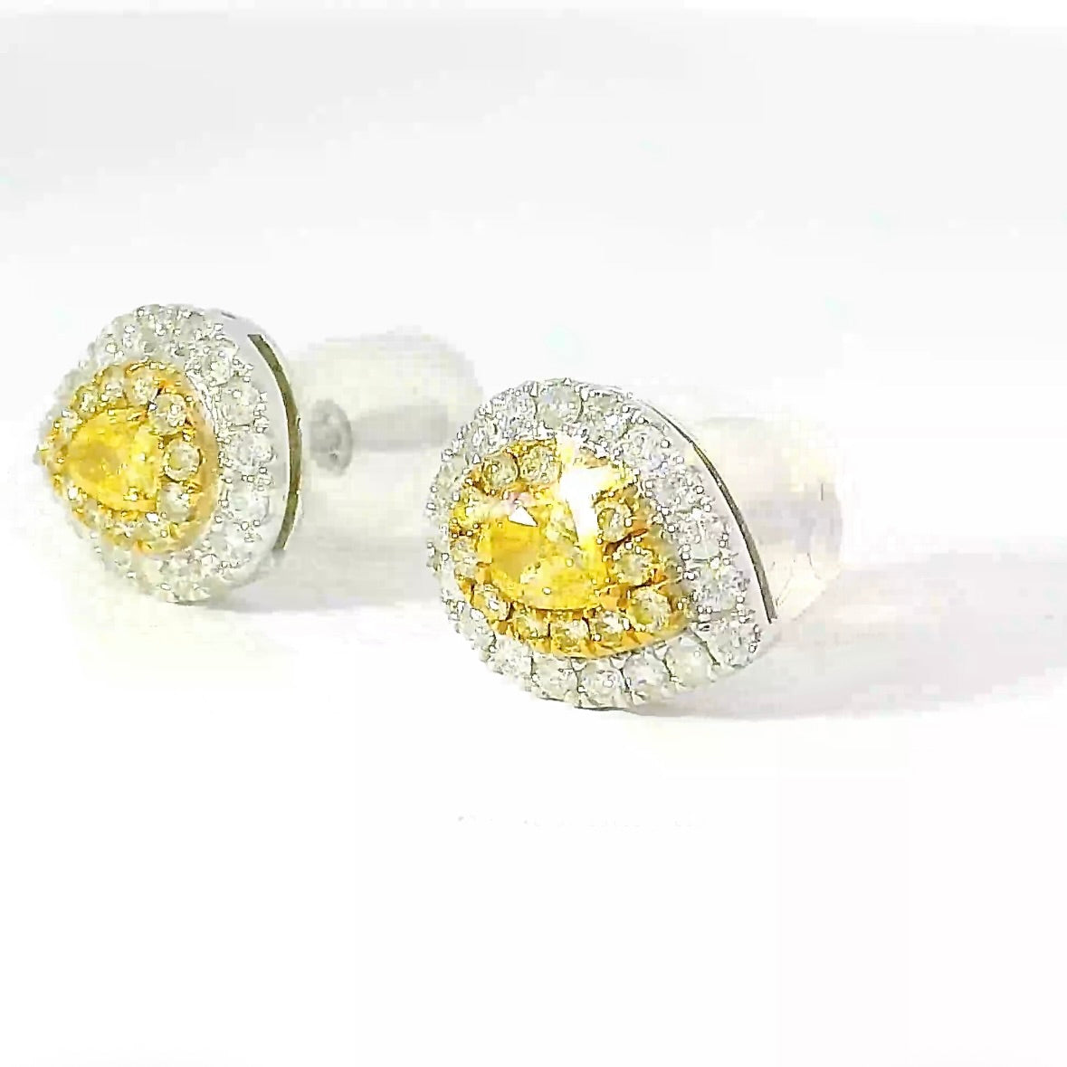 Moderne Brillantstecker in 18 Karat Gelb- und Weißgold mit Fancy Yellow Brillanten