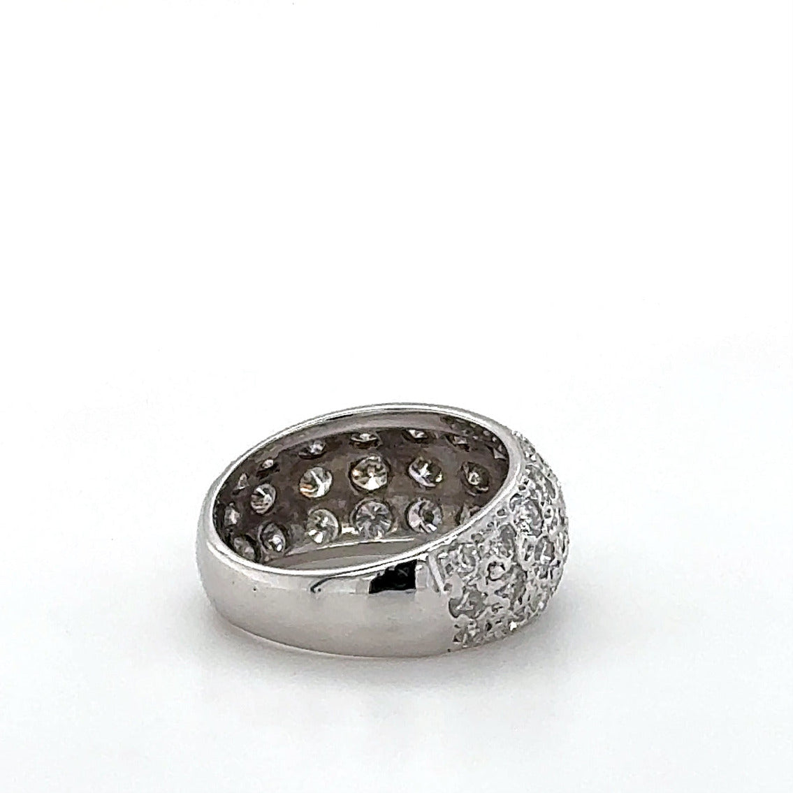Wirkungsvoller Weißgoldring in 14 Karat mit hochfeinen Brillanten im Pavé-Verschnitt