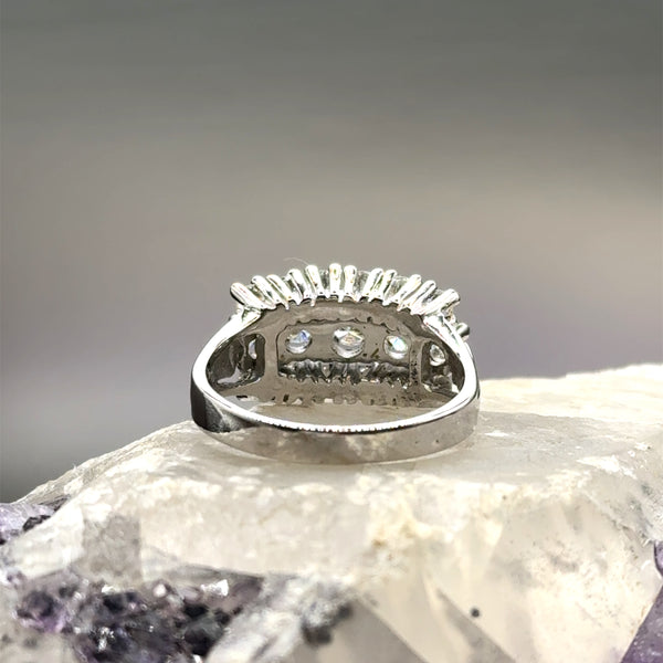 Noble vintage ring in 14 carat white gold with very fine diamonds 
