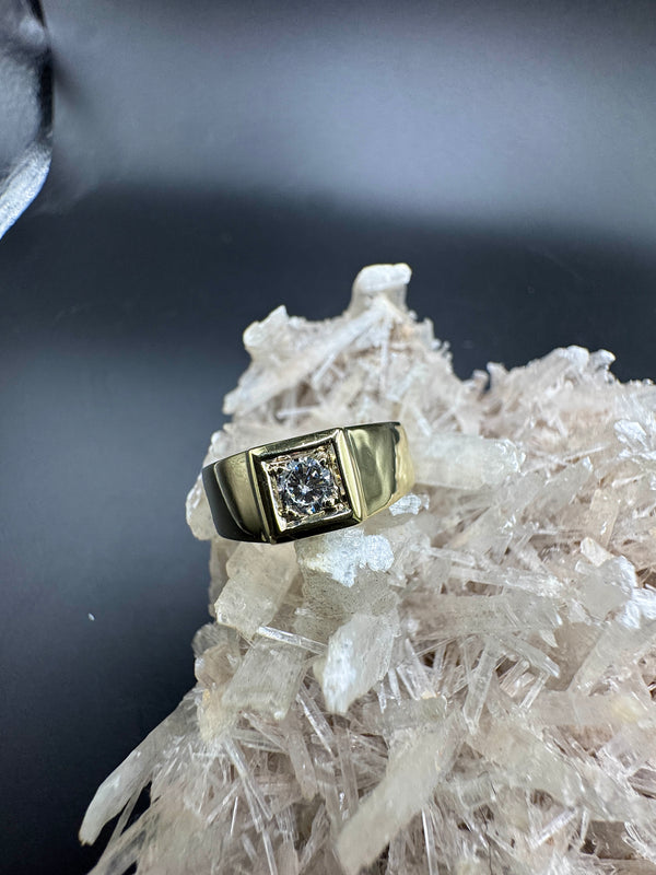 Massiver Solitär Ring in 14 Karat Gelbgold mit lebhaften Brillant