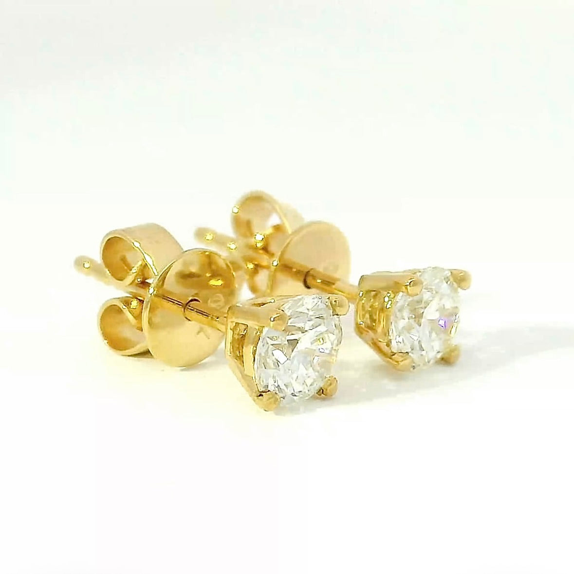 Moderne Brillantstecker in 18 Karat Gelbgold mit hochfeinen Brillanten