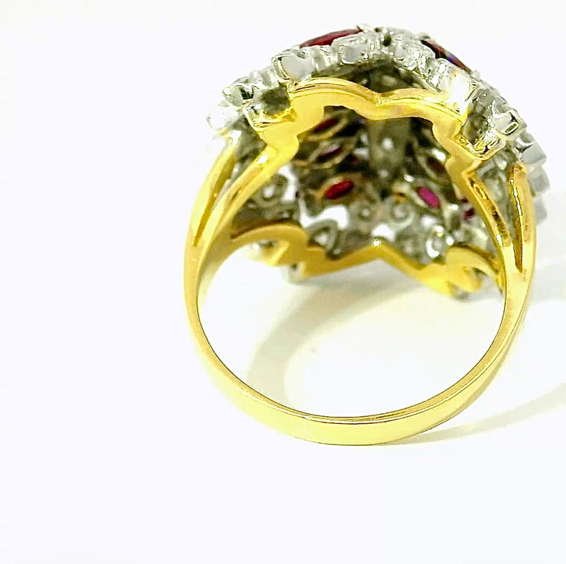 Ausgefallener Cocktailring in 18 Karat Gold mit Rubinen und Brillanten