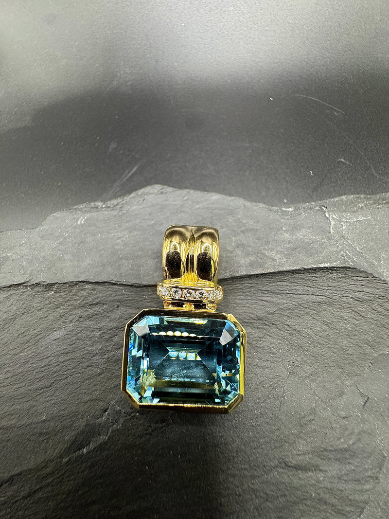 Edler Anhänger in 18 Karat Gelbgold mit seltenem Aquamarin & Brillanten