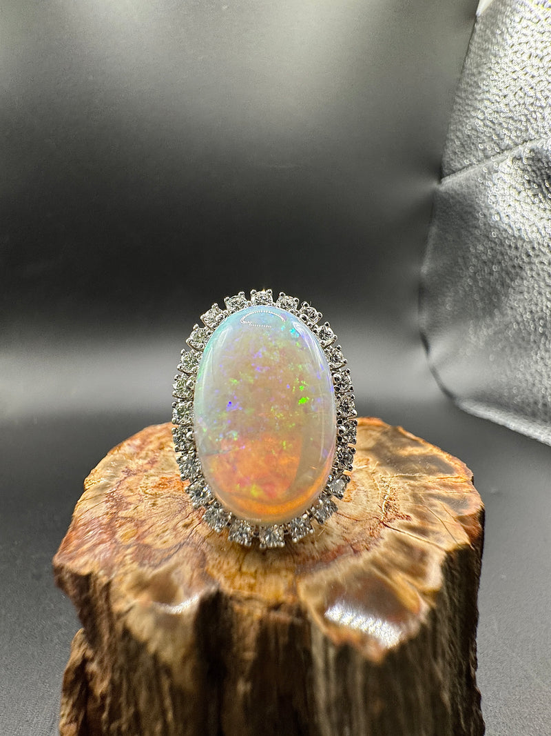 Hochfeiner Cocktailring in 18 Karat Weißgold mit austral. Opal & Brillanten