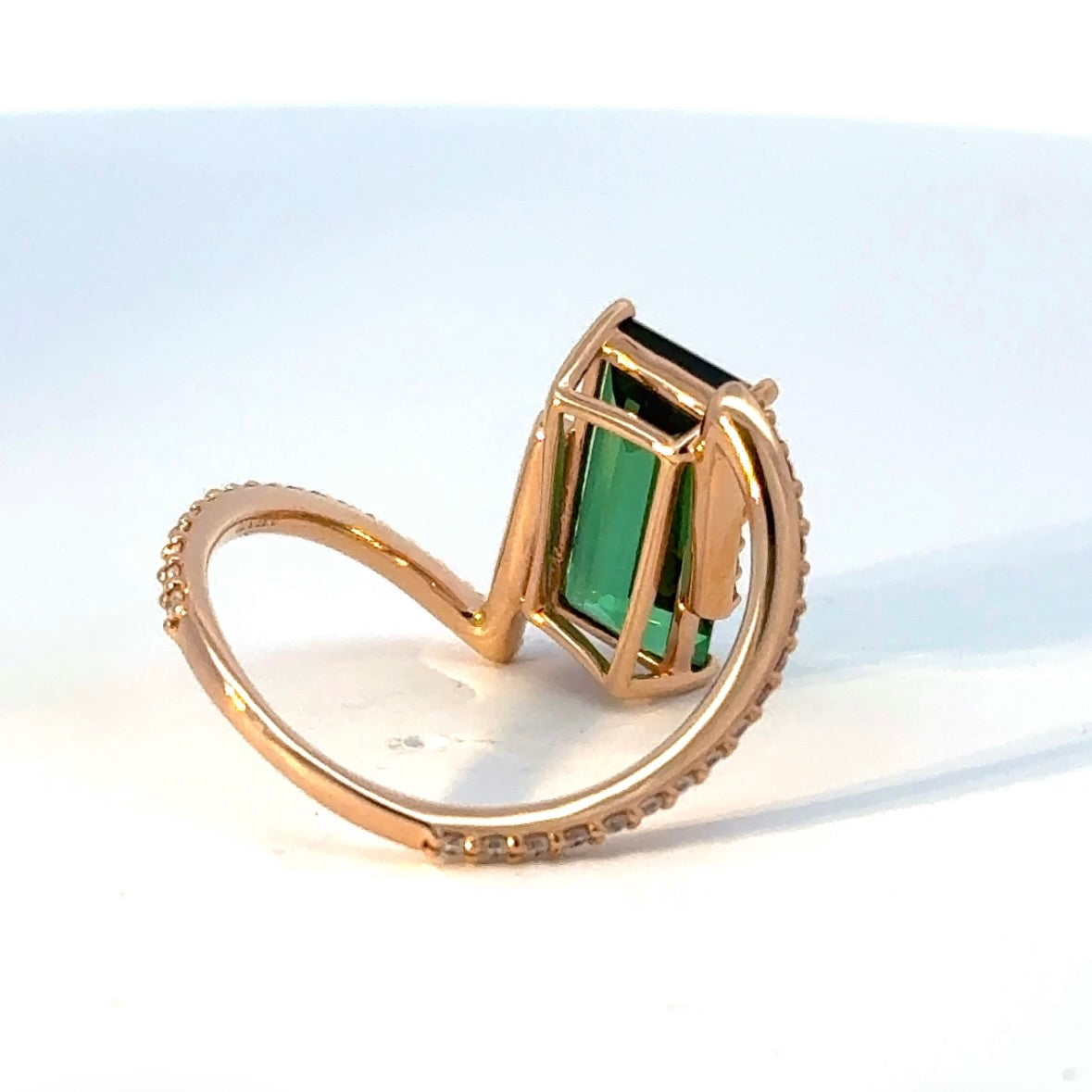 Eleganter Ring in 14 Karat Rosegold mit Lagoon-Turmalin & Brillanten