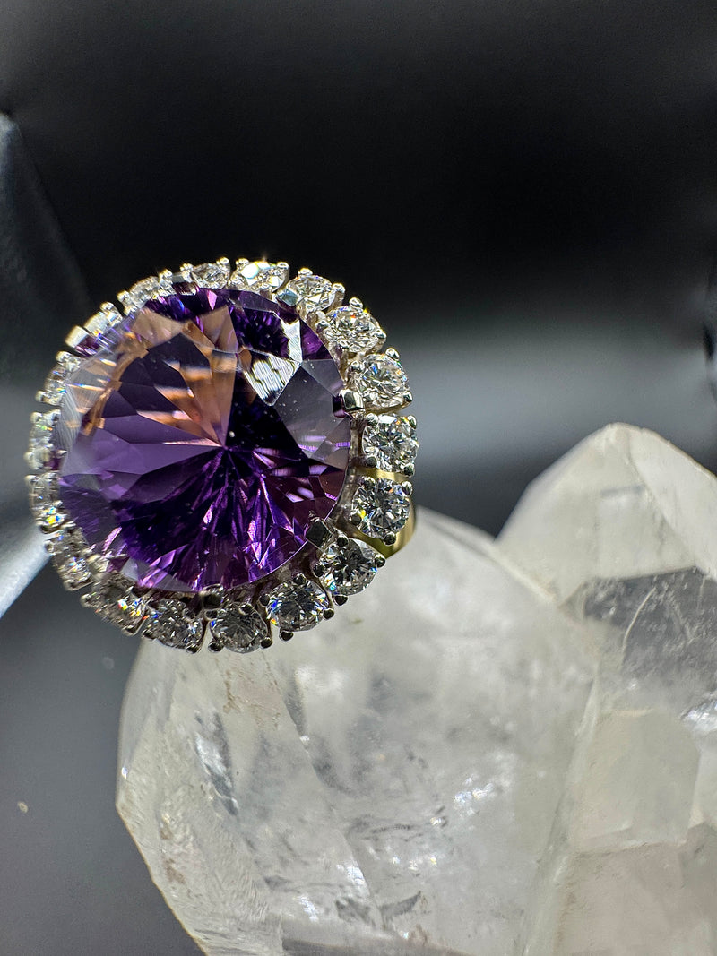 Prunkvoller Cocktailring in 18 Karat Gold mit großem Amethyst & Brillanten