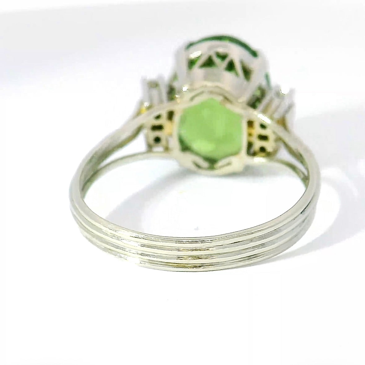 Zeitloser Vintage-Ring in 18 Karat Weißgold mit grünem Turmalin & Brillanten