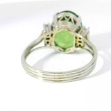 Zeitloser Vintage-Ring in 18 Karat Weißgold mit grünem Turmalin & Brillanten