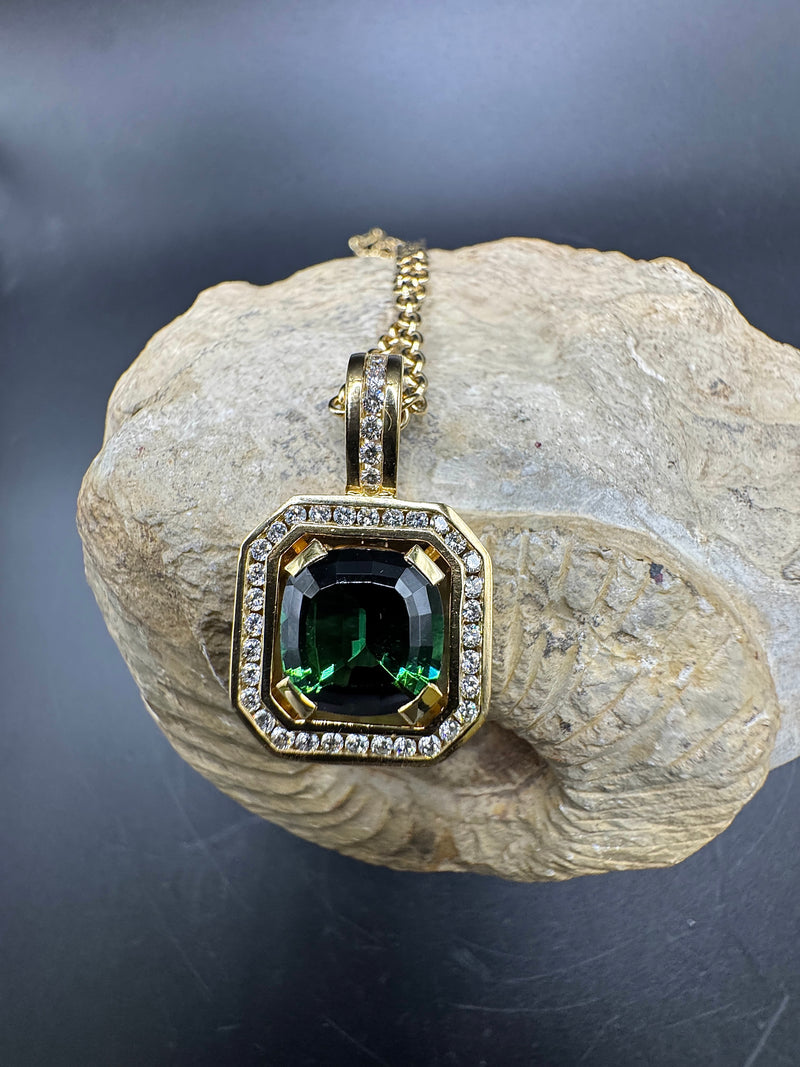 Goldbaur Anhänger in 18 Karat Gelbgold mit feinem Turmalin & Brillanten | Anhänger - Schmuck Schroll