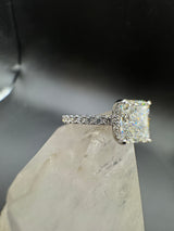 Edler Solitär-Ring in 18 Karat Weißgold mit Radiant-Brillant & Pavé-Besatz