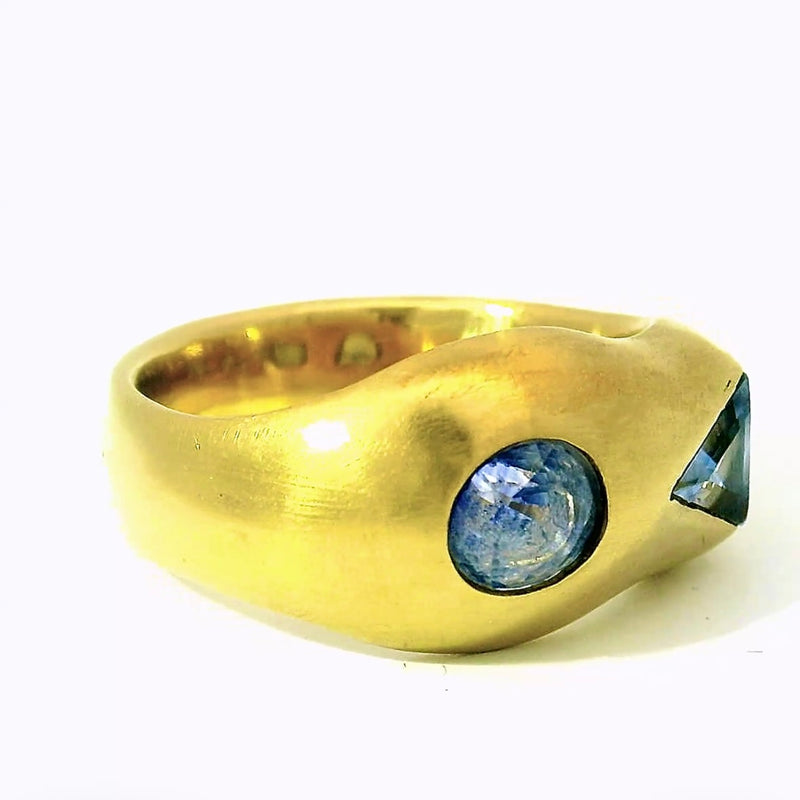 Handgefertigter 18 Karat Gelbgold Ring mit außergewöhnlichen Bicolor-Saphiren