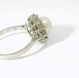 Zeitloser Entourage-Ring in 14 Karat Weißgold mit Akoya-Perle und Diamanten