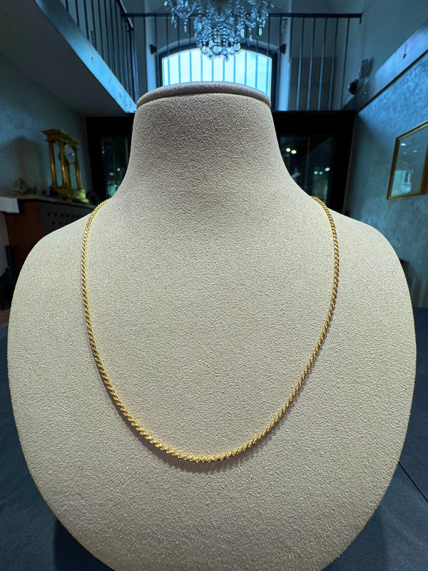 Leuchtende Twist Halskette in 18 Karat Gelbgold mit Federring