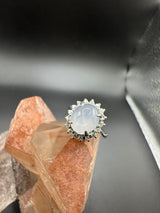 Zeitloser Entourage Ring in 18 Karat Weißgold mit seltenem Saphir & Diamanten