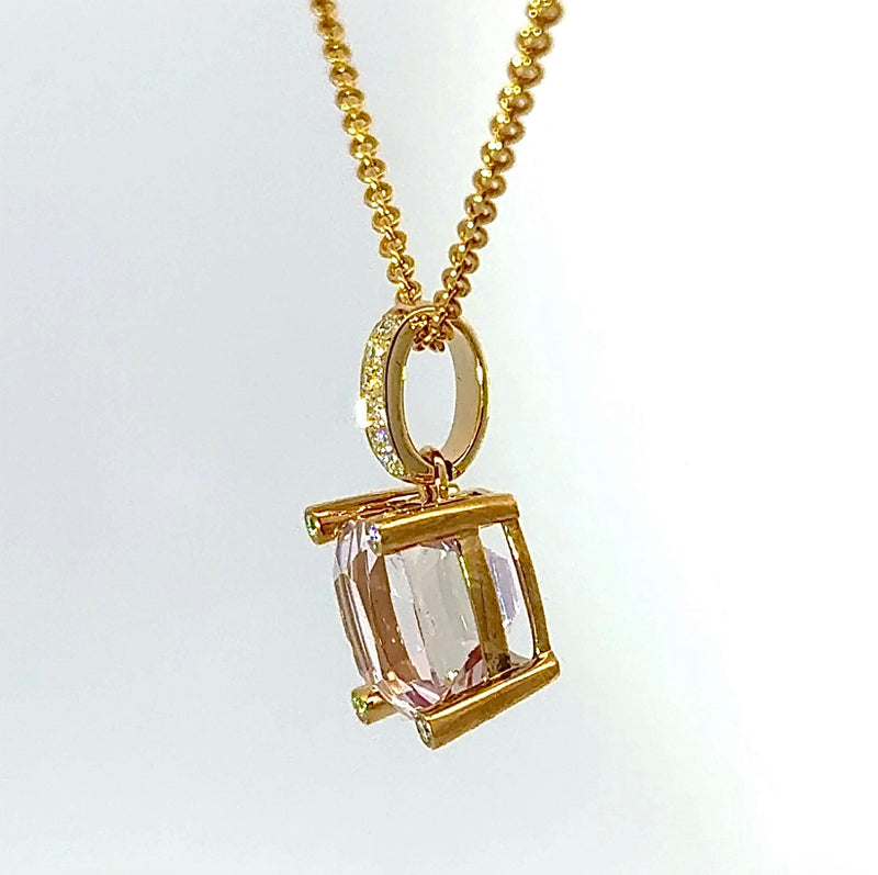 Steinbetonter Anhänger in 14 Karat Gelbgold mit rosa Kunzit & Brillanten