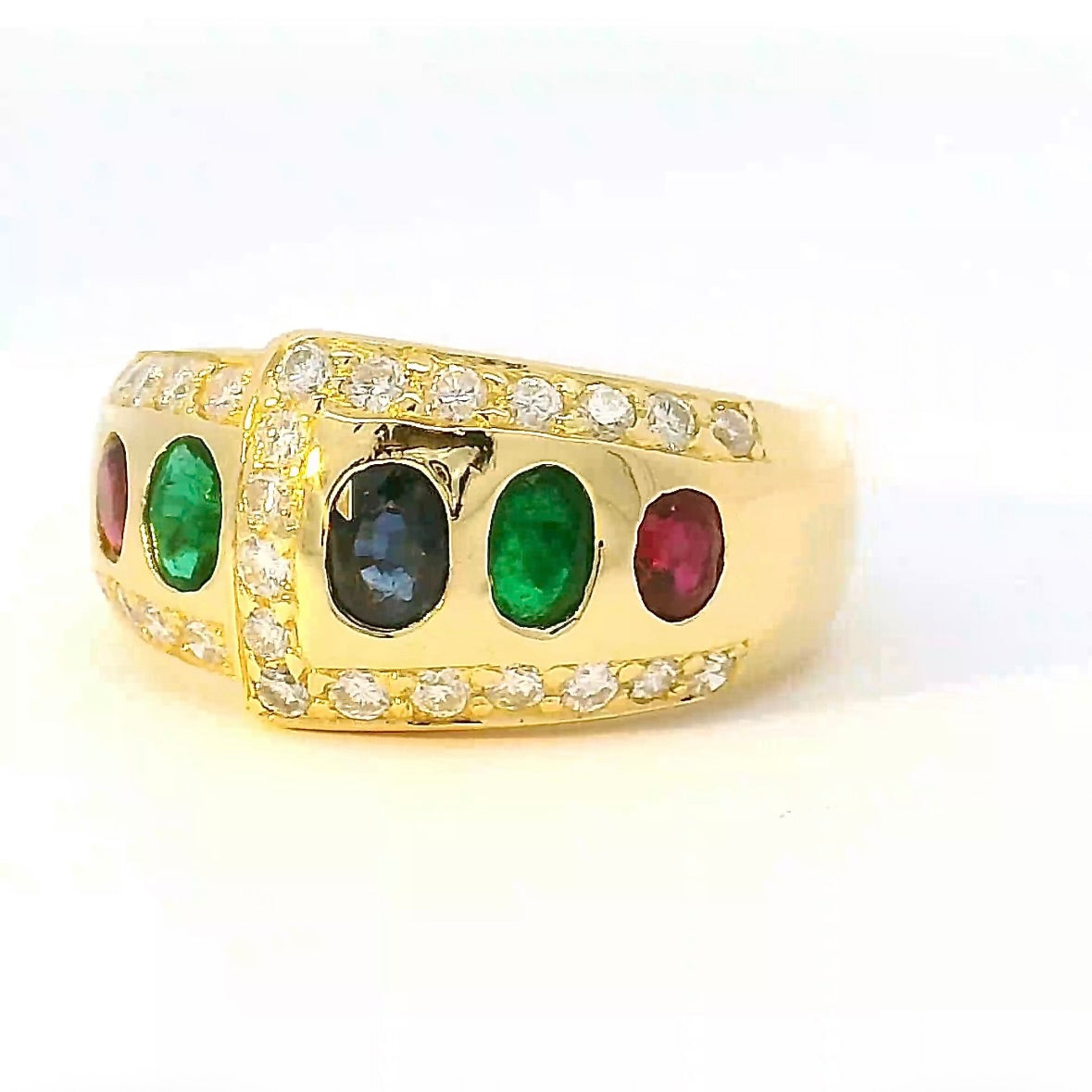 Edler Ring in 18 Karat Gelbgold mit Rubin, Smaragd, Saphir & Brillanten
