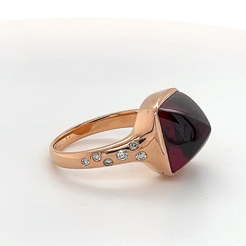 Modern ring in 18 carat rose gold with a rhodolite and brilliant-cut diamonds