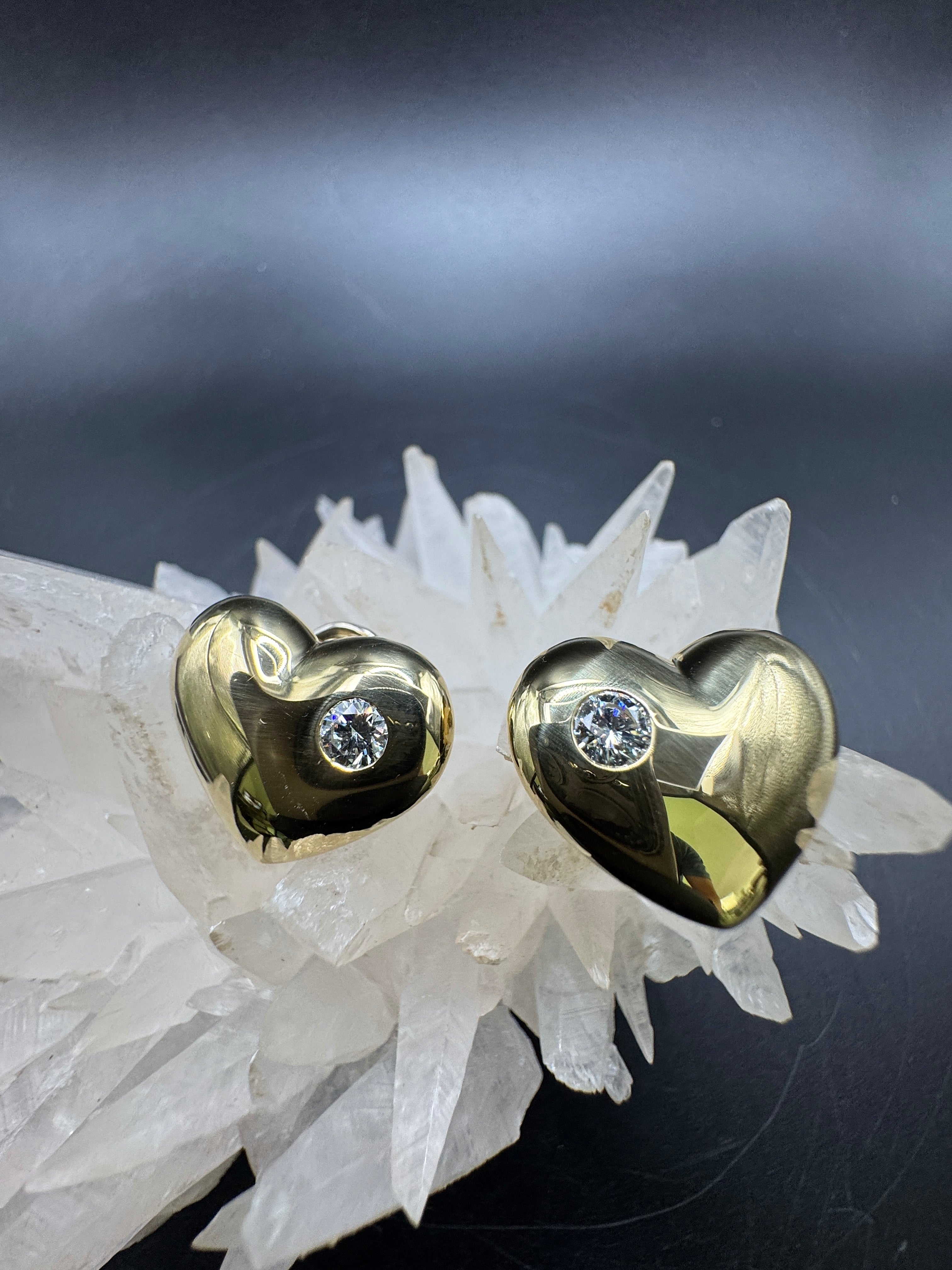 Edle Herz-Ohrringe in 18 Karat Gelbgold mit feinen Brillanten