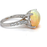 Moderner Ring in 18 Karat Weißgold mit lebendigen äthiopischen Opal und Brillanten